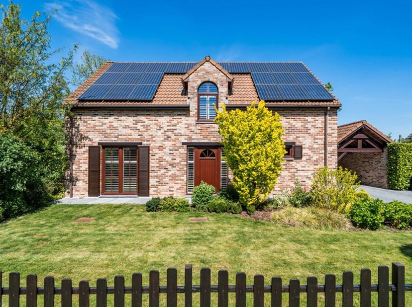 Easy Home a le plaisir de vous présenter cette magnifique villa de charme de type fermette, construite en 1997. Idéalement située à seulement 5min de