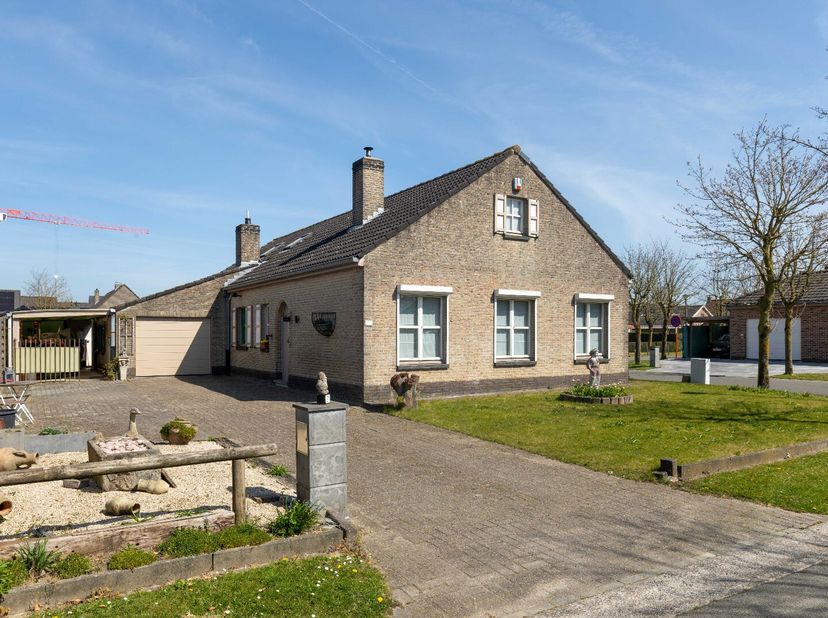 Deze ruime vrijstaande woning is gelegen op een hoekperceel in een aantrekkelijke wijk in het centrum van Zedelgem en is ingedeeld als volgt:&lt;br /&gt;
Ge