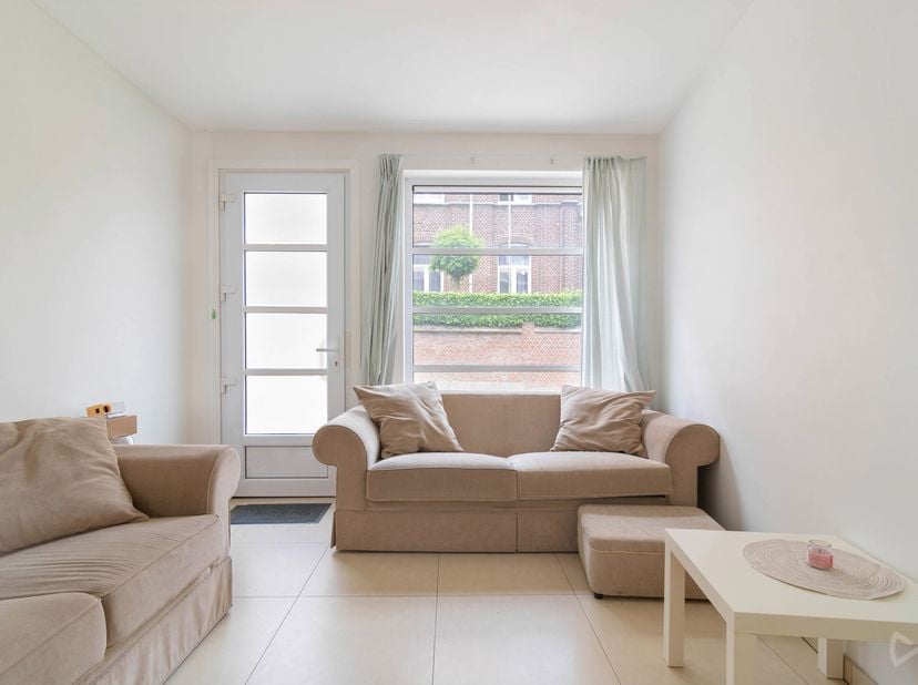 Vous êtes à la recherche d&#039;une maison de charme dans un emplacement de choix à Louvain? Ne cherchez pas plus loin ! Cette maison mitoyenne de deux cha