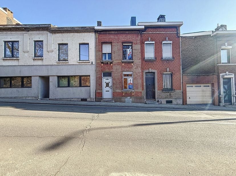 L&#039;agence SKYIMMO vous propose cette maison 2 chambres à rafraîchir située dans le quartier de Grivegnée. Celle-ci est composée comme suit :&lt;br /&gt;
AU R