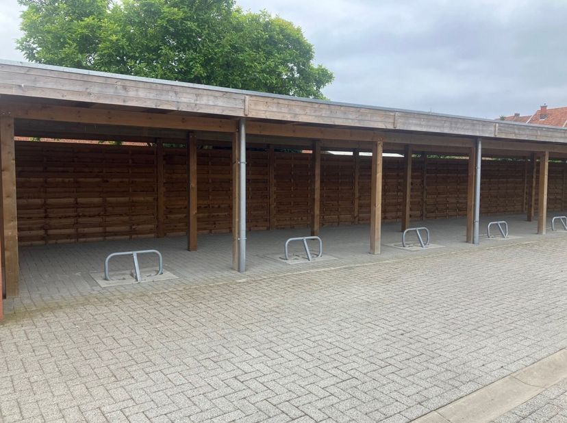 Gelijkvloerse overdekte staanplaatsen-carports bij Residentie Mimosa gelegen Gentsesteenweg 42-44 te Harelbeke. Ruime in-en uitrit , alle carports zij