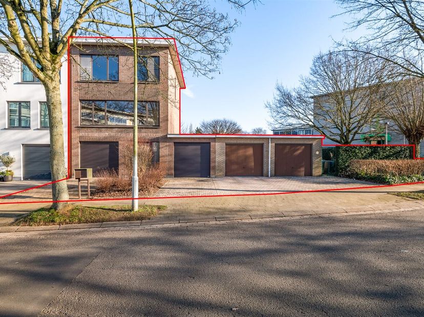 Te renoveren HOB Bel-etage (162m²) met 3/4 slaapkamers, aangelegde tuin, 4 garages en 4 autostaanplaatsen op toplocatie te Edegem! &lt;br /&gt;
Ligging: Gel