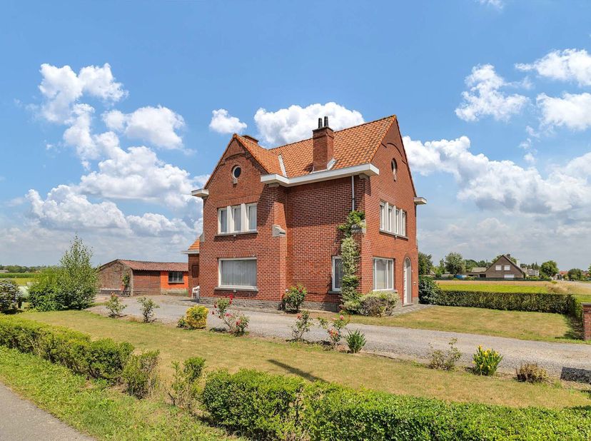 In het charmante Wontergem (deelgemeente Deinze), bevindt zich deze volledig te renoveren woning op een ruim perceel grond van maar liefst 1339 m².&lt;br