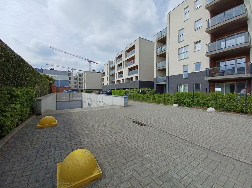 Net buiten centrum Gent aan het Bellevue park te Gentbrugge vinden we op verdieping -2 deze overdekte ruime autostaanplaats terug.&lt;br /&gt;
De autostaanp