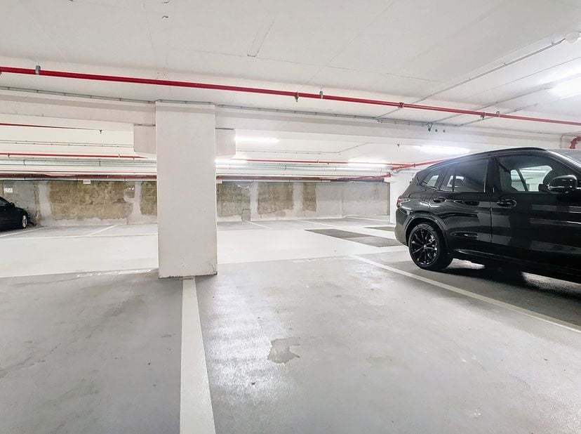 Ce parking souterrain situé au centre de la ville d&#039;Anvers est unique en son genre.&lt;br /&gt;
Dimensions du terrain:&lt;br /&gt;
- profondeur 5,20 m&lt;br /&gt;
- lar