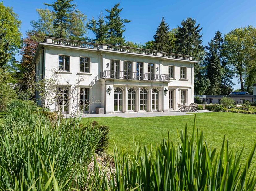 Idéalement située dans le très agréable quartier des Pins Noirs, en bordure de Forêt de Soignes, villa d&#039;une superficie de ± 580 m² selon Peb datant d