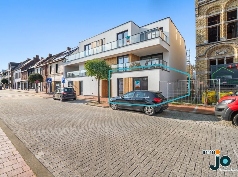 Dit gelijkvloers assistentieappartement is gelegen in het hartje van Lichtervelde, op een steenworp van de markt en op wandelafstand van bakkers, slag