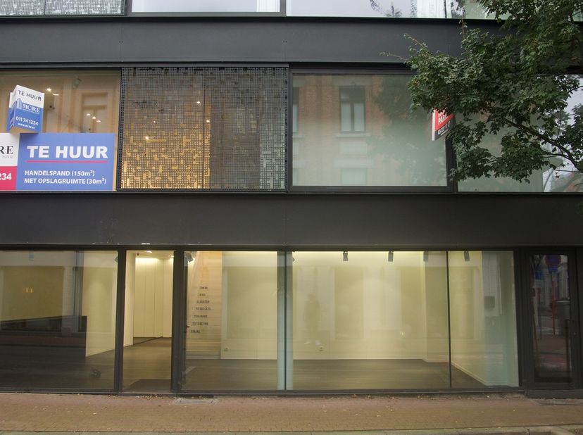Dit handelspand (voormalige winkel ICON) bevindt zich in de Aldestraat in het centrum van Hasselt te midden van andere stijlvolle kledingszaken als Co