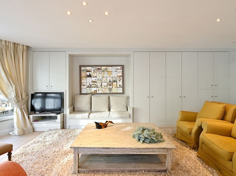 Ruim gemeubeld appartement met 3 slaapkamers en optioneel dubbele garagebox hartje Zoute.&lt;br /&gt;
Inkom met vestiaire en gastentoilet, ruime zonnige woo