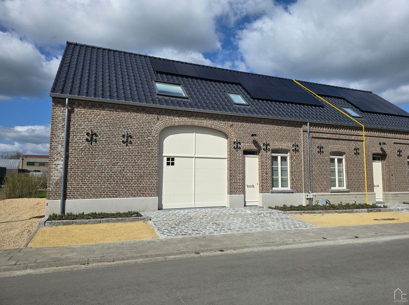 Dit prachtig gerenoveerd herenhuis is gelegen in Grote- Brogel op Pastorijstraat 32. De woning is kwalitatief afgewerkt, beschikt over 3 slaapkamers w