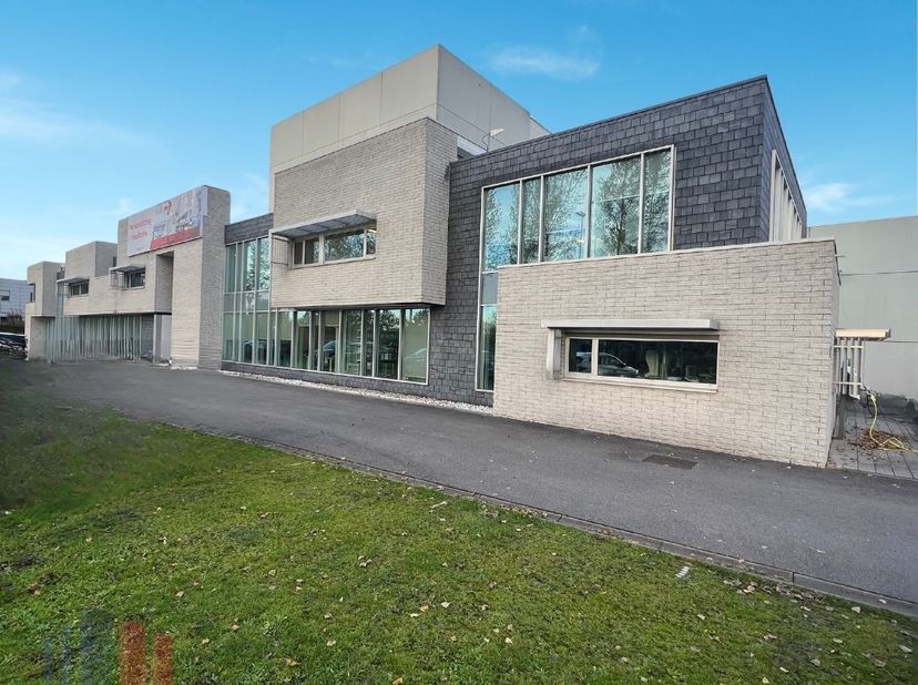 Espace de bureau fantastique de 325m² avec une excellente visibilité à louer près de l&#039;E17.&lt;br /&gt;
Ces bureaux au rez-de-chaussée sont prêts à emménage