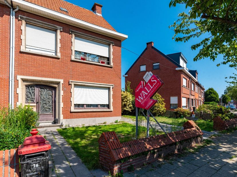 Een charmante, half-open bebouwing gelegen op een centrale ligging met openbaar vervoer en winkels nabij.  Verder is het een kindvriendelijke buurt me