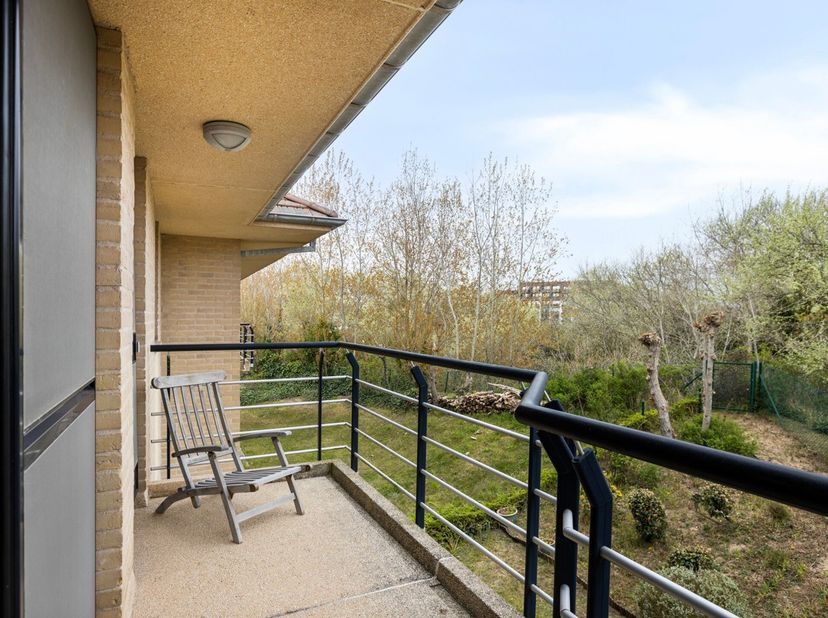 Ce magnifique appartement idéalement situé se trouve à distance de marche de la plage et bénéficie d’un emplacement très calme. La terrasse ensoleillé