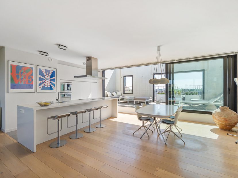LOCATIE:&lt;br /&gt;
Gelegen op de vijfde verdieping van een modern gebouw uit 2016 bevindt dit penthouse zich op de levendige Blancefloerlaan in Antwerpen-
