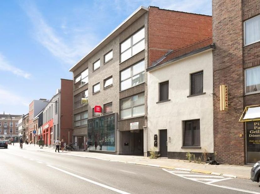 Gezellig gerenoveerd appartement op wandelafstand van het centrum van Leuven. Het appartement is het gelijkvloers van een woning. Het is uiterst gesch