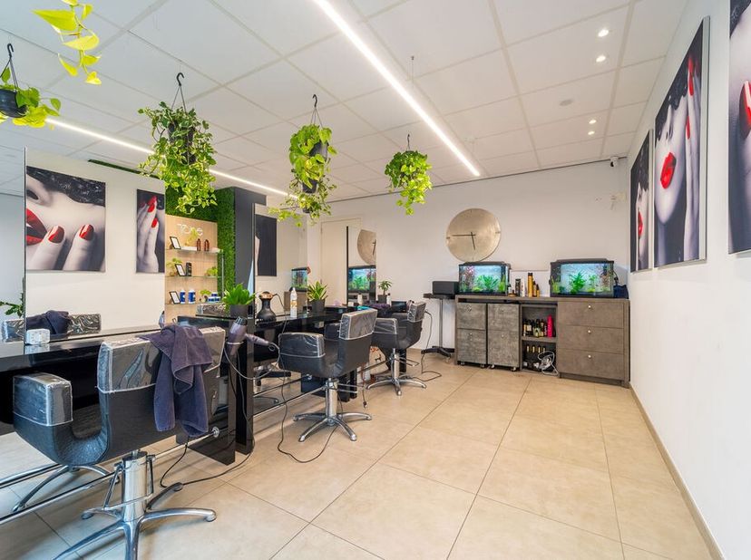 Deze commerciële ruimte in Hasselt is een moderne en energiezuinige keuze die in 2016 is gebouwd. Met een bruikbare oppervlakte van 77 m² biedt de mul