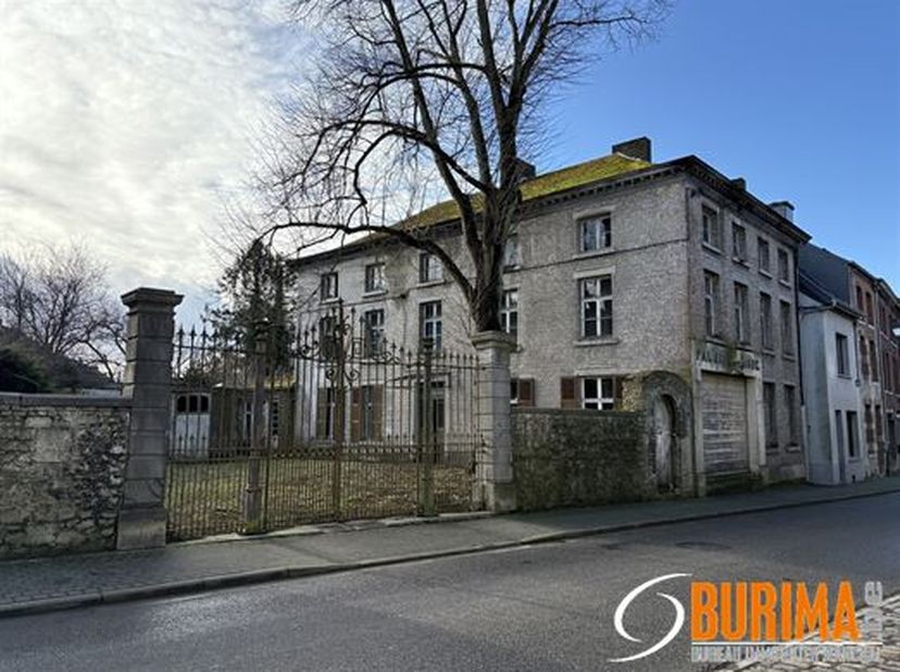 Beaumont à vendre soit ; Vaste maison unifamiliale avec parc à réhabiliter intégralement ou soit projet avec plans pour trois appartements et permis d