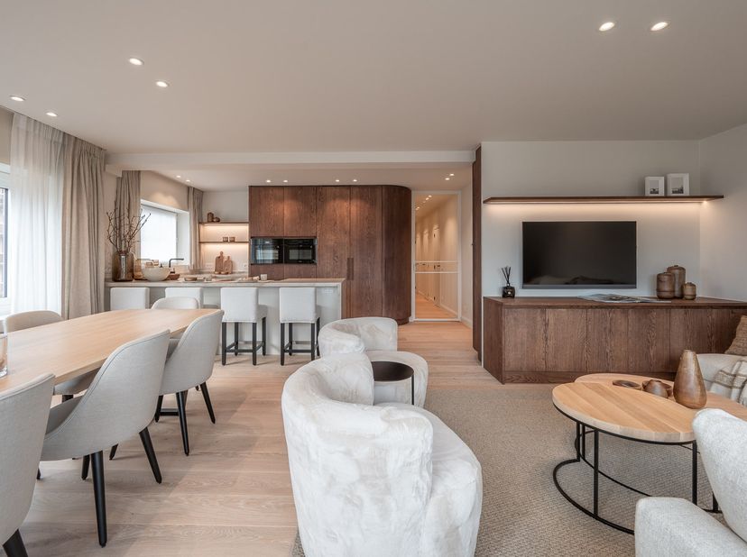 Dit appartement beschikt over een inkomhal met vestiaire, een apart gastentoilet, een ruime en lichte woonkamer met een moderne keuken (volledig uitge