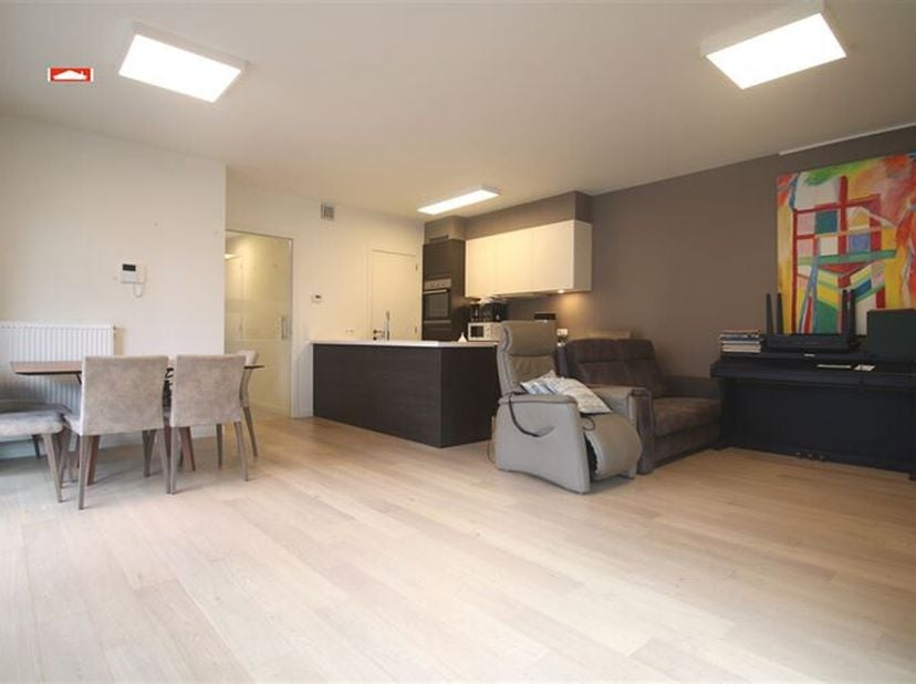 Centraal gelegen gelijkvloers nieuwbouwappartement met inkom, living met open ingerichte keuken, 2 slaapkamers, ingerichte badkamer (inloopdouche), af