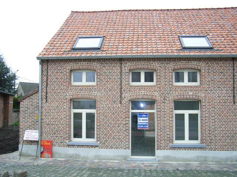 Mooie woning (HOB) met tuin, koer en carport.&lt;br /&gt;
Indeling: glv: inkom, wc met lavabo, berging (aansluiting wasmachine-droogkast), living, open, vol