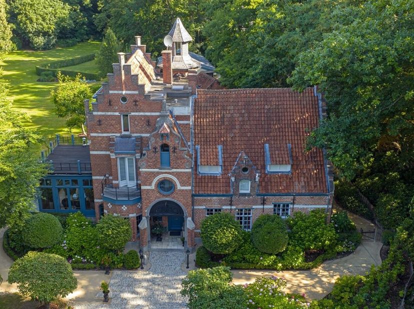 Landhuis &#039;t Wit Kruis is gelegen op de grens Schilde/Schoten, aan de rand van villawijk het koningshof.&lt;br /&gt;
Stap binnen in het elegant historisch la