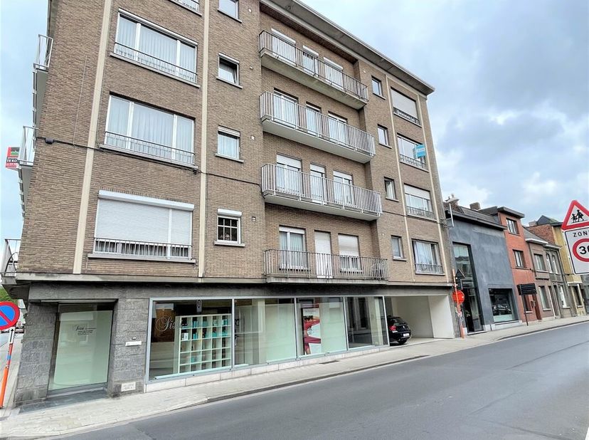 Dit mooie appartement is volledig gerenoveerd en gelegen op een toplocatie in Roeselare, vlak bij de winkelstraat, het station en het centrum. Er is v