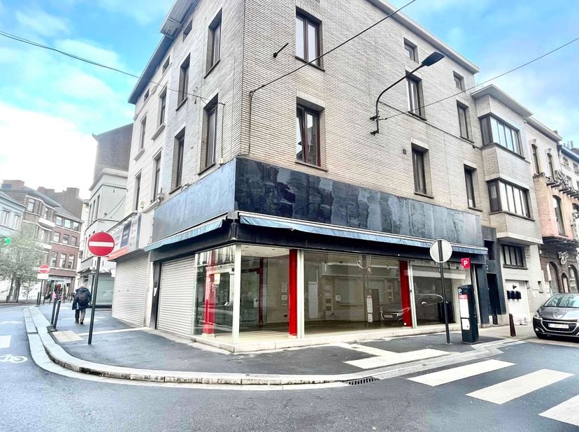 L&#039;essentiel immobilier vous présente ce commerce entièrement rénové d&#039;environ 80m².&lt;br /&gt;
&lt;br /&gt;
Idéalement situé en plein cœur de la ville de Charler