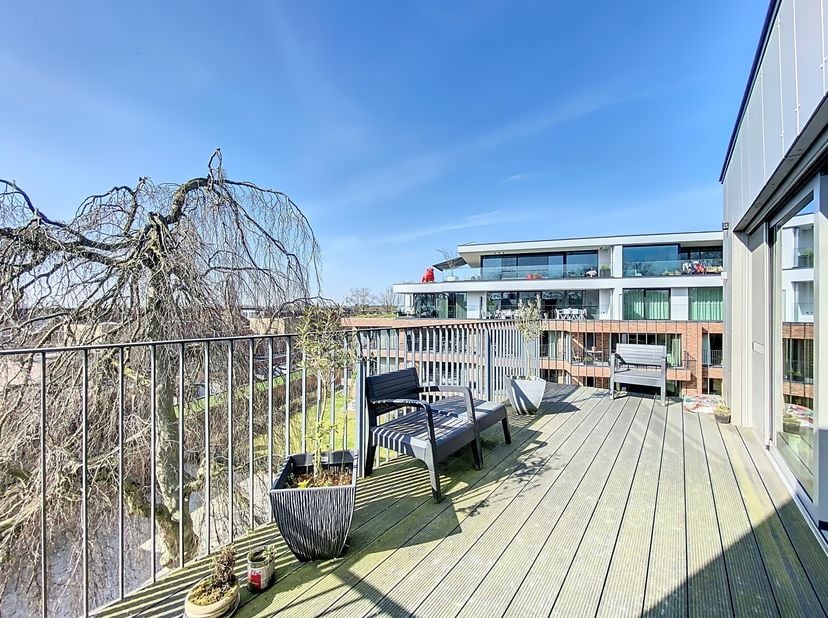 LIEU:&lt;br /&gt;
Cet appartement bénéficie d&#039;un emplacement extrêmement central et est toujours entouré de verdure! Le «Park Van Damme» a été conçu dans le