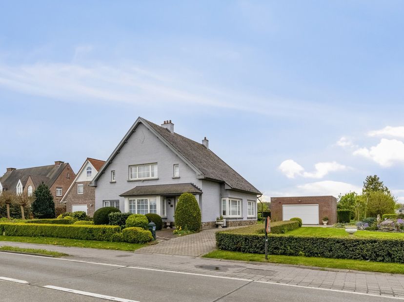 Disposition:&lt;br /&gt;
Rez-de-chaussée:&lt;br /&gt;
- hall d&#039;entrée avec vestiaire (6,54 m²)&lt;br /&gt;
- salon et salle à manger (52,12 m²)&lt;br /&gt;
- cuisine installé