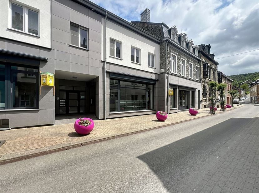 Située dans le centre d&#039;Houffalize, surface commerciale polyvalente de 240m², libre à partir du 1er Janvier 2025. &lt;br /&gt;
Possibilité de scinder la sur