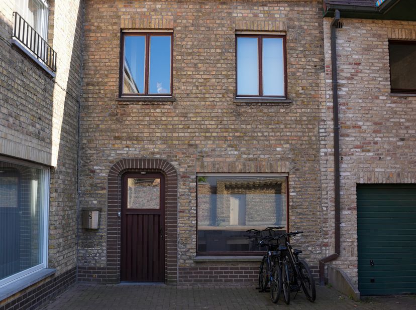 Deze charmante stadswoning is gelegen in de pittoreske Molenstraat, een rustige straat met annex pleintje in het centrum van Veurne.&lt;br /&gt;
Op wandelaf