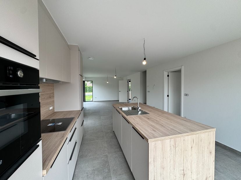 Deze prachtige nieuwbouwwoning van 130m² biedt alle comfort van vandaag in een stijlvolle en energiezuinige uitvoering. De ideale gezinswoning met een