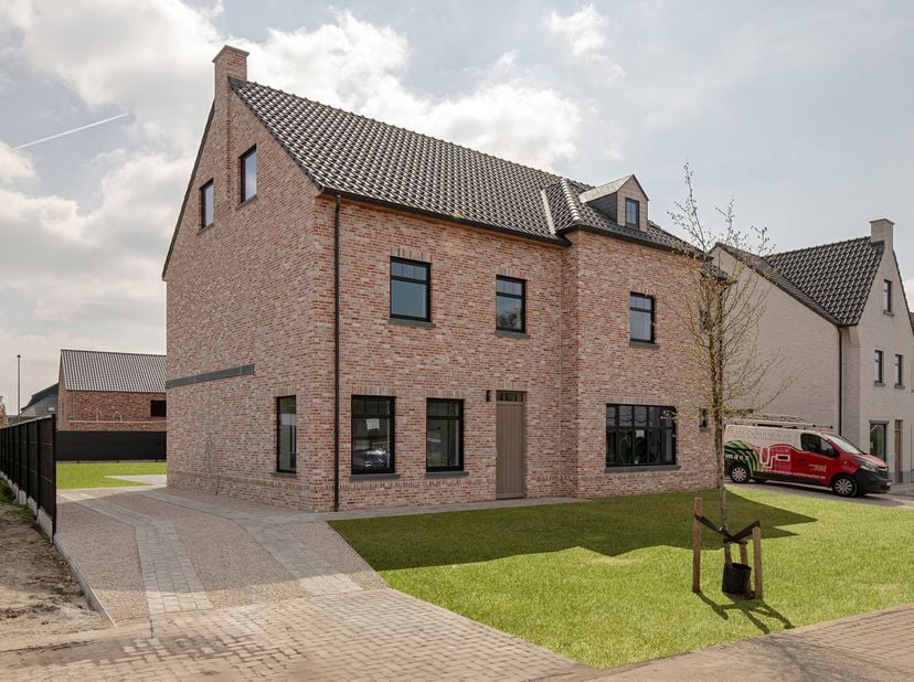 Deze prachtige A+ villa op een perceel van 403m² combineert een landelijke en moderne stijl en is ideaal gelegen in een groene omgeving met de avontur