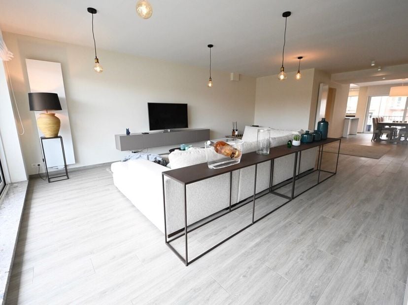 Ongemeubeld - Uitzonderlijk ruim en recent appartement (plateau) met open zicht en dubbele staanplaats in de residentie.&lt;br /&gt;
INDELING:&lt;br /&gt;
- Ruime