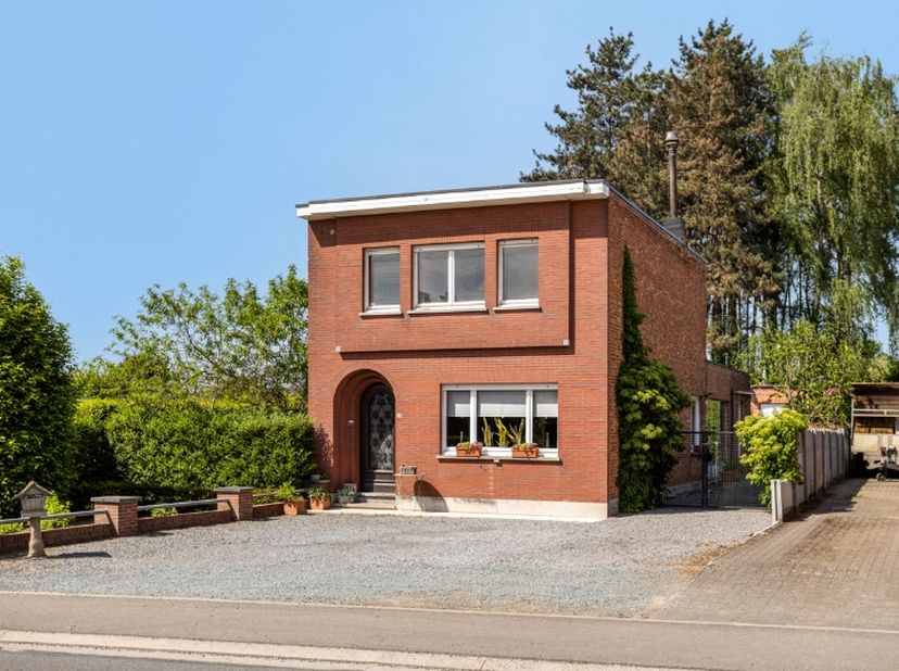 Juist buiten het centrum van Heist-op-den-berg, in de Lostraat,  wordt een  woning aangeboden op een grondperceel van 12a 37ca. &lt;br /&gt;
Deze woning omv
