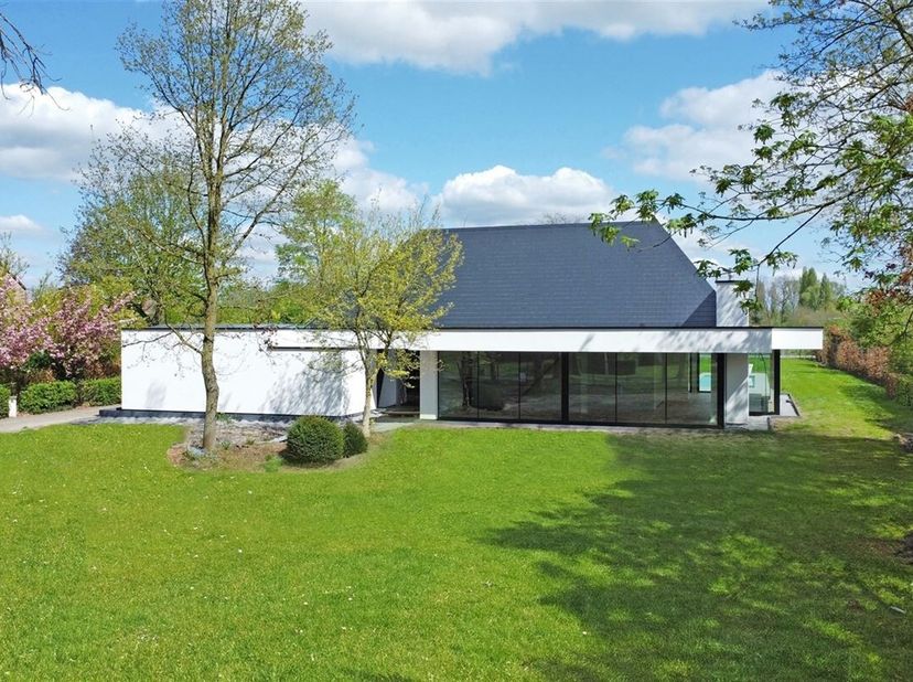 Deze villa werd volledig gestript en heropgebouwd in 2023/2024. Er werd gebruik gemaakt van zeer hoogwaardige materialen en moderne comforttechnieken.