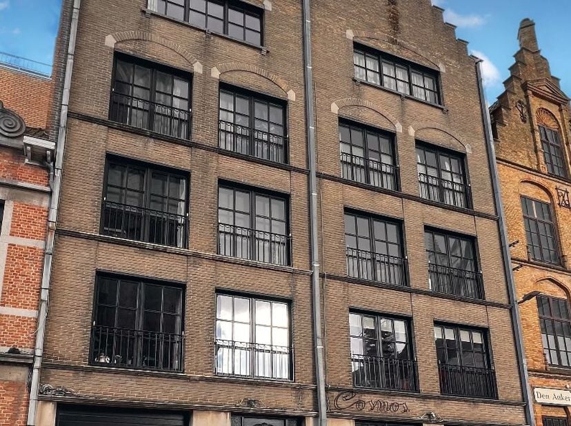 Dit gezellige appartement in het hart van Ieper, op een boogscheut van de Grote Markt biedt alle comfort en ruimte die je nodig hebt. Met een lichtrij