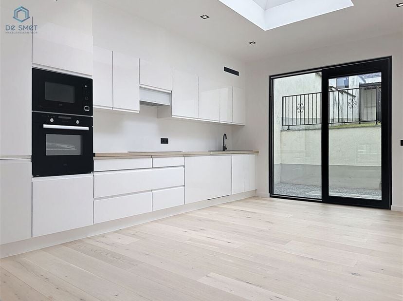 Prachtig gerenoveerde herenwoning met 5 slpks, 2 badkamers en tuin in het hart van Geraardsbergen&lt;br /&gt;
In het centrum van Geraardsbergen bevindt zich