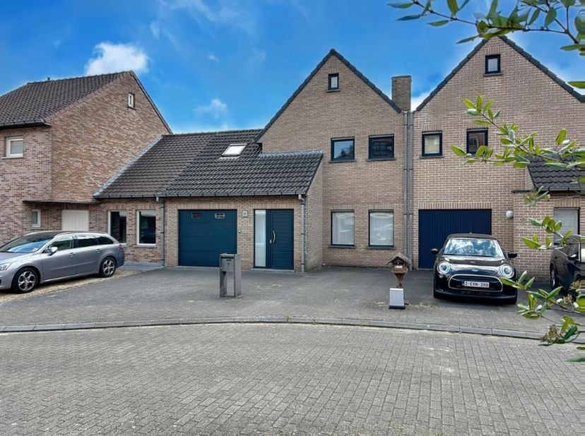 Instapklare woning op een sublieme locatie, bestaande uit een inkomhal met afzonderlijk toilet, lichtrijke leefruimte met eet- en zithoek, uitgeruste