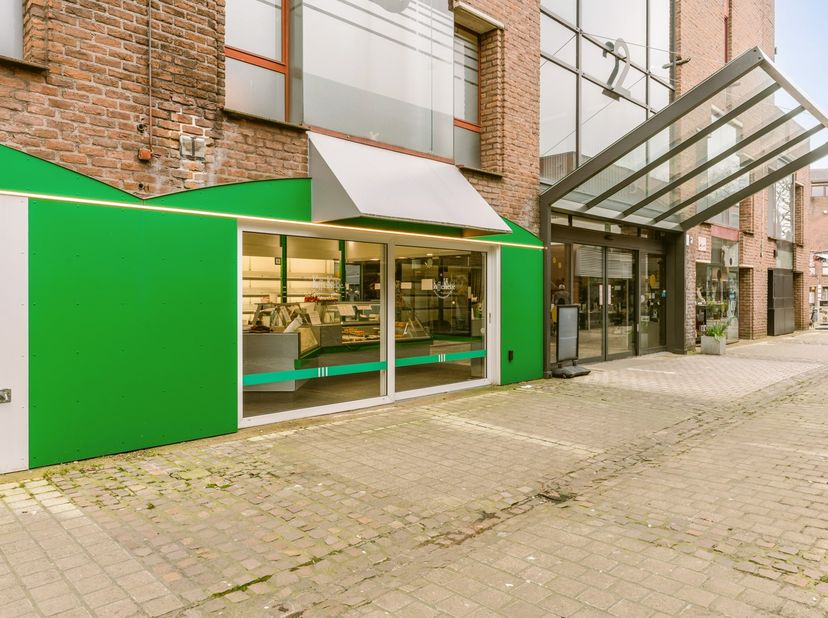 - PRIJS OP AANVRAAG -&lt;br /&gt;
&lt;br /&gt;
In het stadscentrum van Genk, op de gelijkvloersverdieping van Shopping 2, vinden we dit ingericht handelspand teru