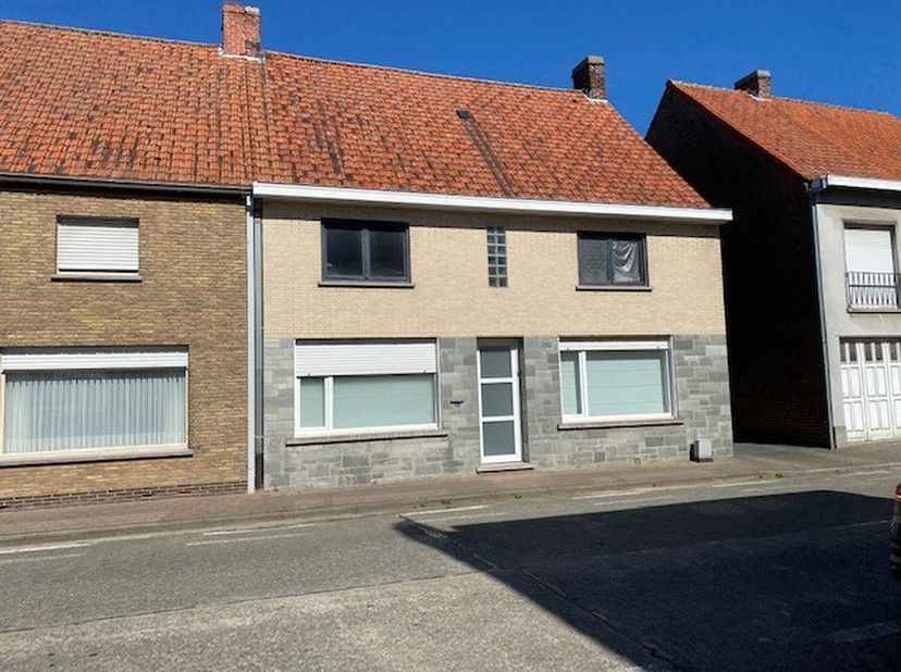 Deze woning is volledig te renoveren, gelegen in het centrum van Wielsbeke op wandelafstand van verschillende winkels en horeca zaken. &lt;br /&gt;
Het perc