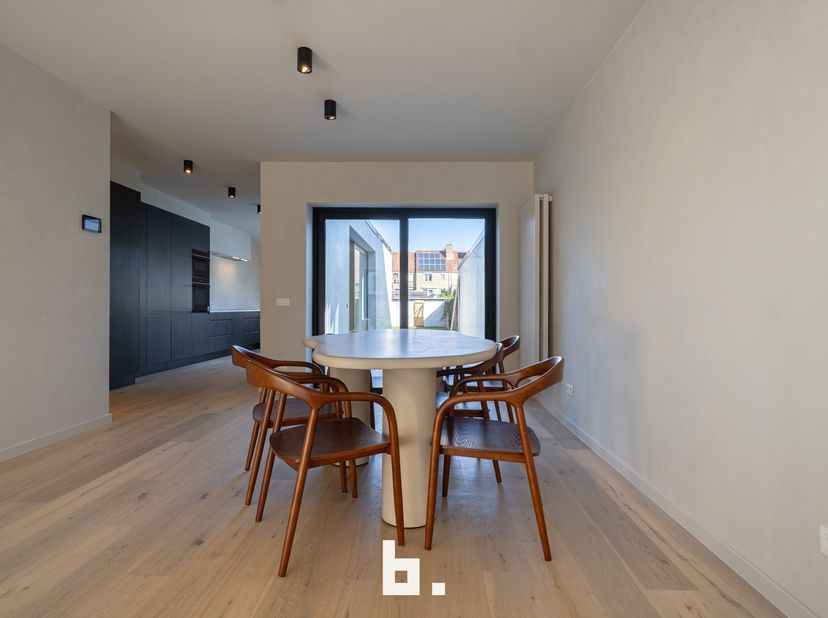 Luxueus gerenoveerde woning met inkom, ruime living met prachtige open keuken, gastentoilet, mooi terras met aansluitende ruime tuin, Eerste verdiepin
