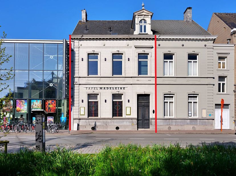 Cet authentique immeuble de bureaux, récemment entièrement rénové, bénéficie d&#039;un emplacement central à proximité de la gare de Roeselare. &lt;br /&gt;
Le r