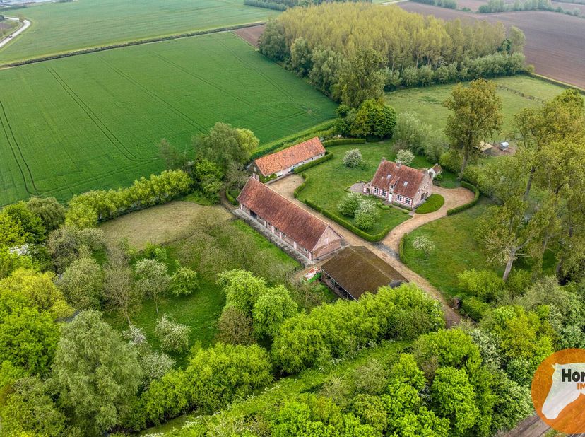 BEERVELDE - Prachtige hoeve met twee authentieke bijgebouwen.&lt;br /&gt;
Deze eeuwenoude hoeve met een geschiedenis die teruggaat tot de 14de eeuw, werd in