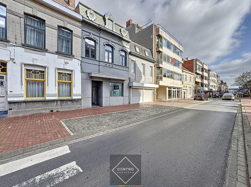 Centraal gelegen kantoorruimte met mogelijkheid tot ruime garage!&lt;br /&gt;
&lt;br /&gt;
INDELING:&lt;br /&gt;
Gelijkvloers:&lt;br /&gt;
Inkomhal - vergaderruimte - ingeric