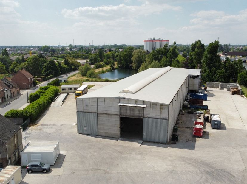 Dit magazijn van 2.250m², met buitenterrein van 6.400m² is vlot bereikbaar via de E17 en ligt vlakbij het centrum van Waregem. &lt;br /&gt;
&lt;br /&gt;
Kenmerken