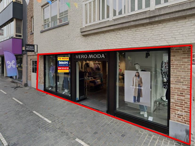 Moderne commerciële ruimte te huur, met een oppervlakte van ca. 265 m² in het centrum van Mol. &lt;br /&gt;
Dit pand bestaat uit een winkelruimte, inclusief