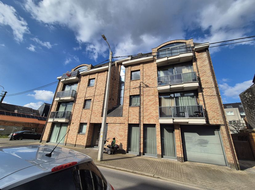 Ben je op zoek naar een ruim appartement met 2 slaapkamers nabij centrum Lede? Zoek niet verder! Dit appartement heeft alles wat je nodig hebt.&lt;br /&gt;