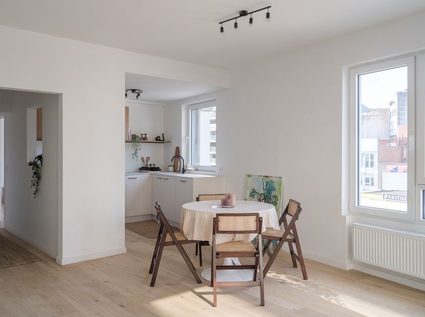 Dit appartement is gelegen op wandelafstand van het historische stadscentrum van Kortrijk. Een kleinschalig renovatieproject (2025) met een handelspan