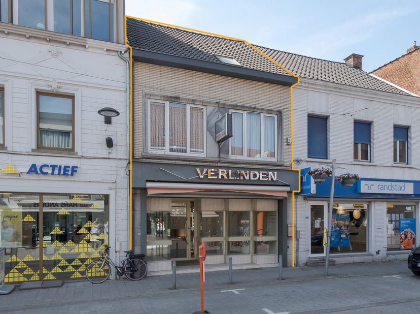 Gelegen in de levendige winkelstraat van Bornem, stellen wij jou deze veelzijdige handelswoning met charmante woonst en ruime stadstuin voor. Een unie